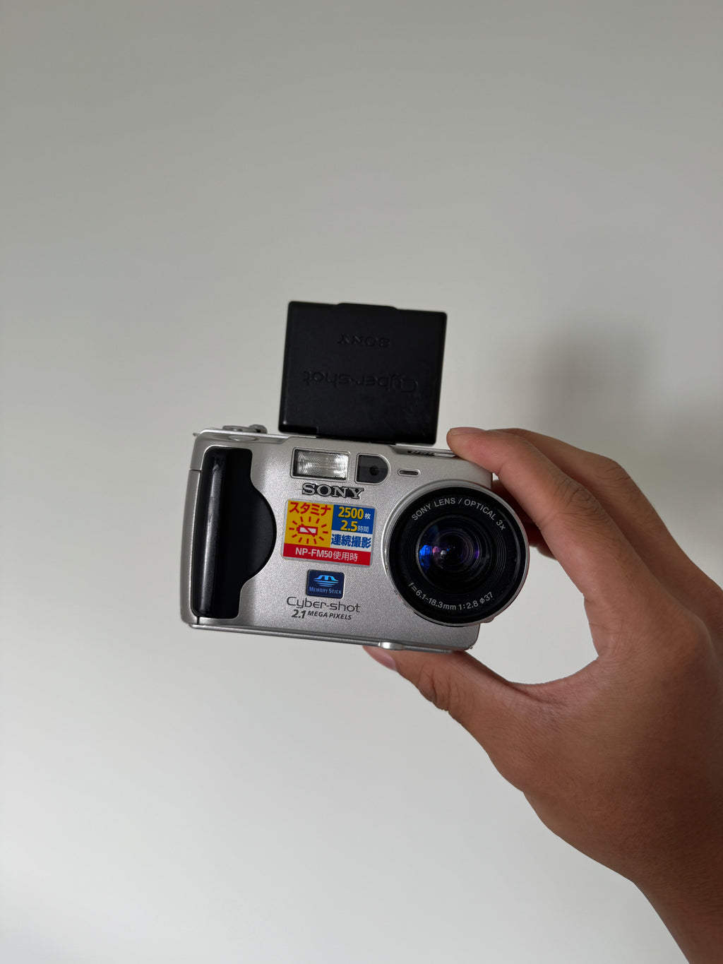 Sony Cyber-shot DSC-S50 | Flip Screen Selfie Cam | 2.1MP Rare Y2K Lo-Fi CCD [Full Set]